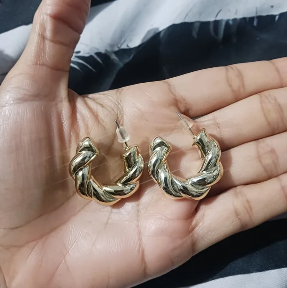 Women Fashion Gold Mini Hoop Earrings - Picture 2 of 6